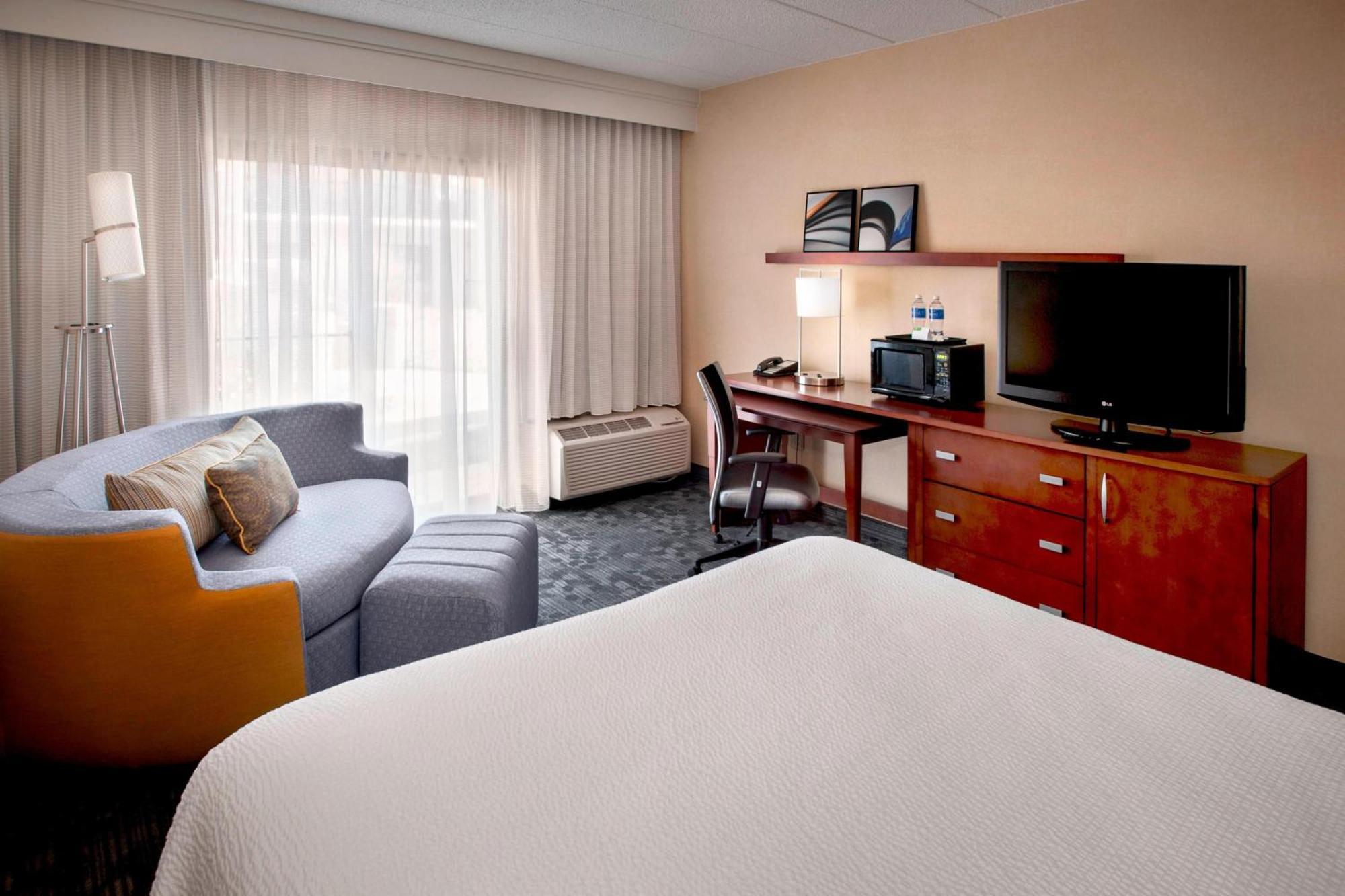 Hotel Courtyard By Marriott Hartford Airport 3*